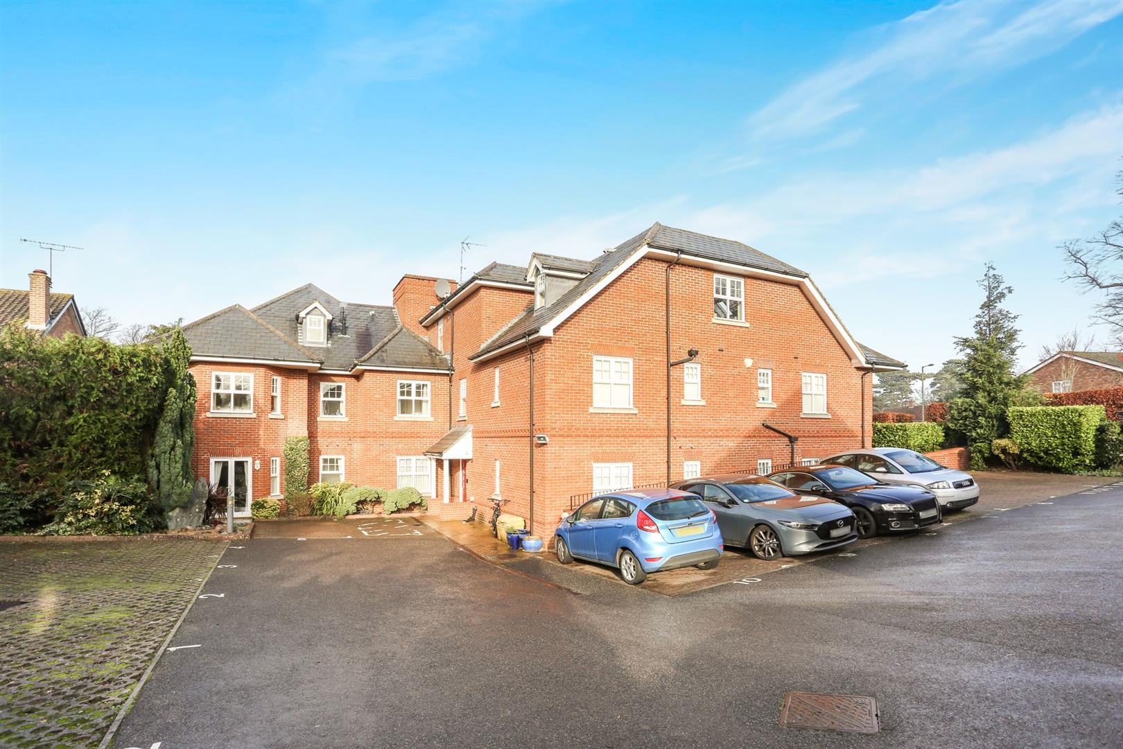 2 Bedroom Property For Sale in Leatherhead £345,000